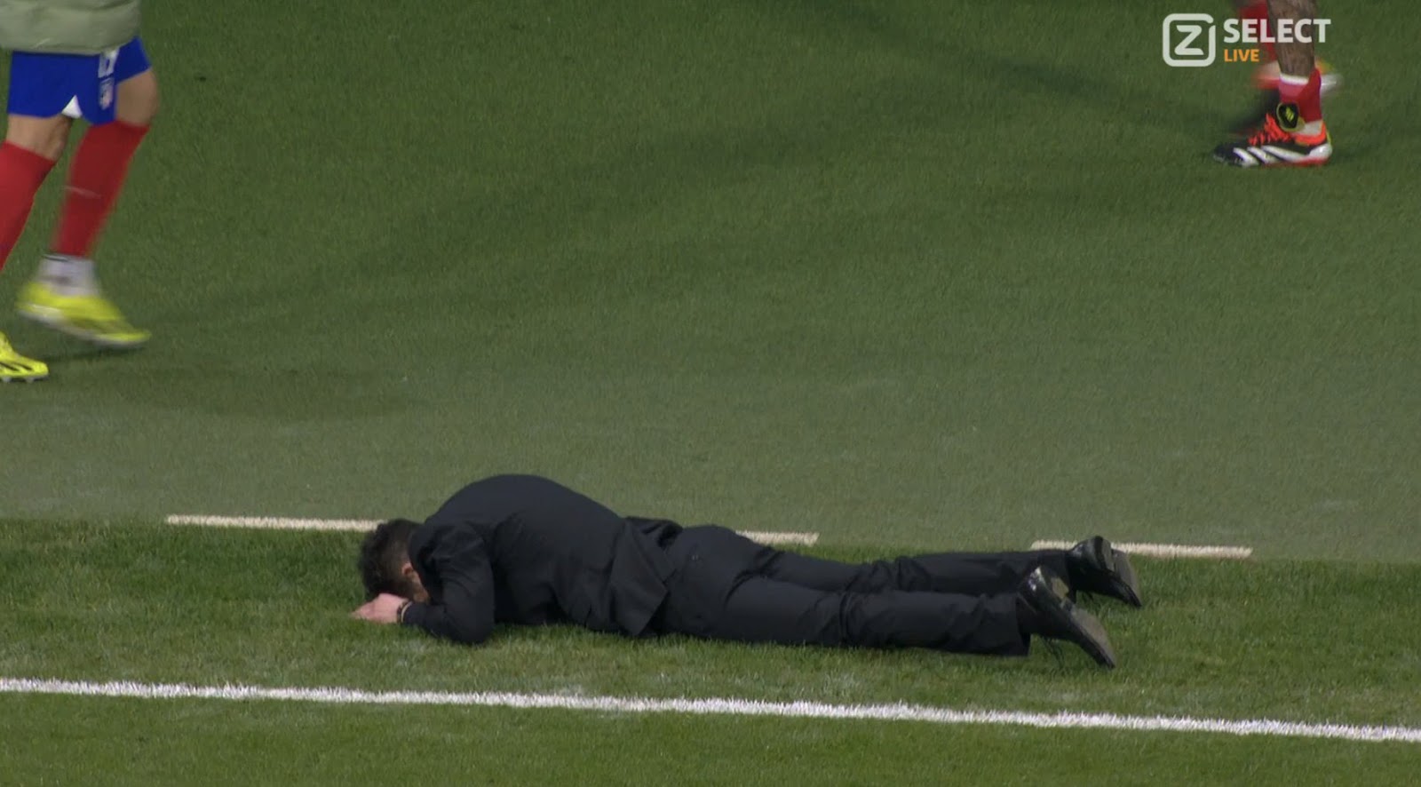 MEME PHOTO Diego Simeone face down while laying flat in