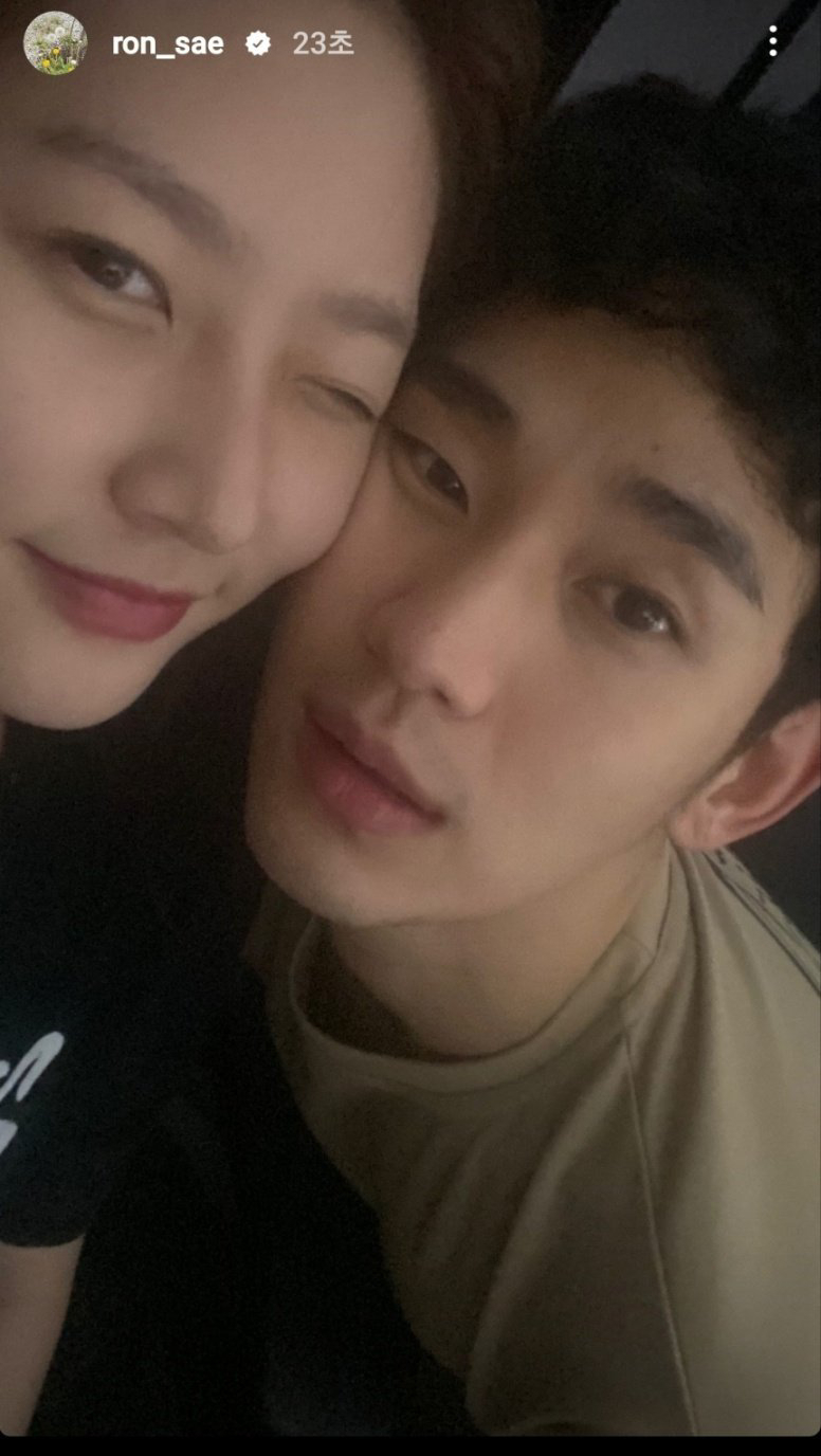 PHOTO Kim Saeron and Kim Soo Hyun cuddling in leaks