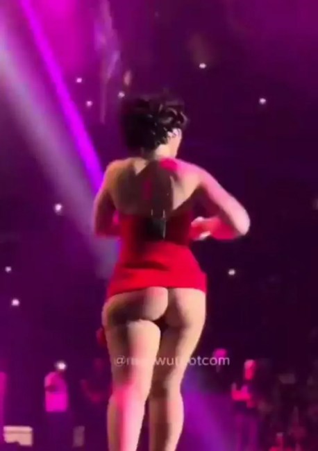 Ice Spice Exposes Her Naked Ass On Stage