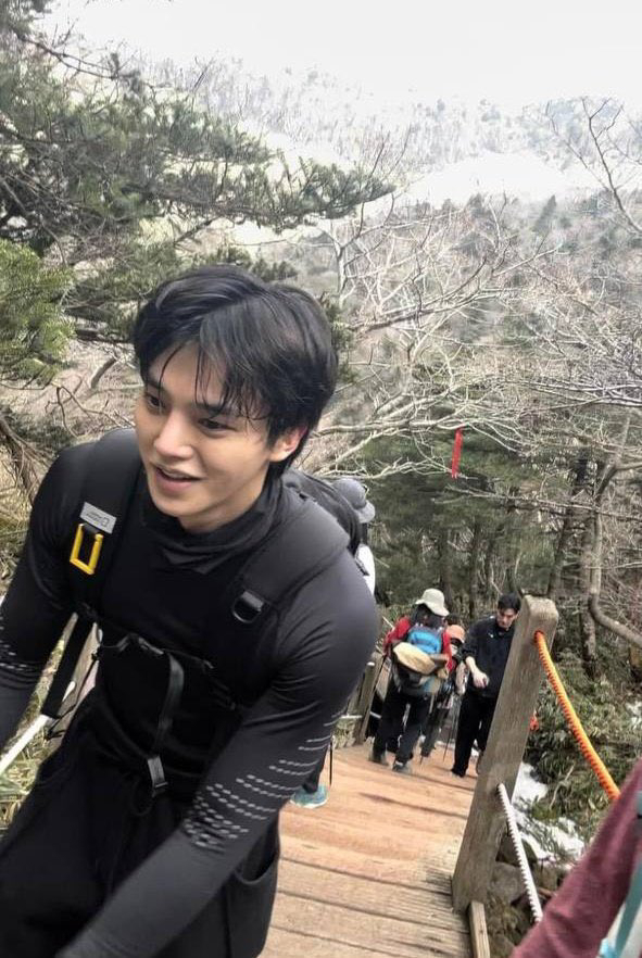 VIDEO Song Kang completed 9 hours hike with his best
