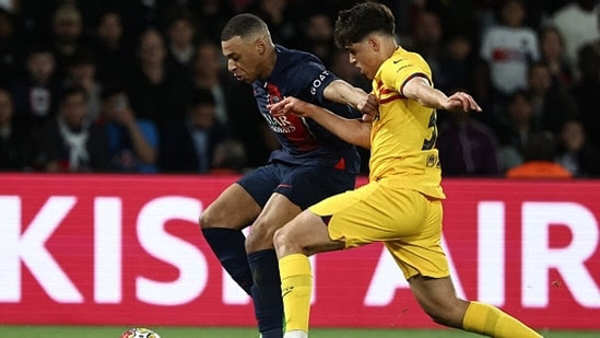 PHOTO 17 year old player Pau Cubarsi pocketed Kylian Mbappe during Barcelona