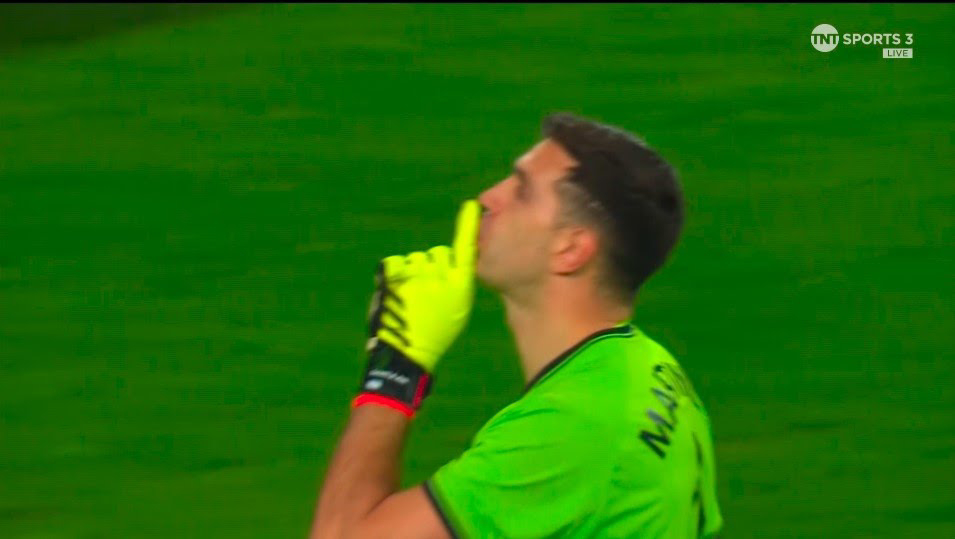 VIDEO GK Emi Martinez shushed Lille Fans after saving a