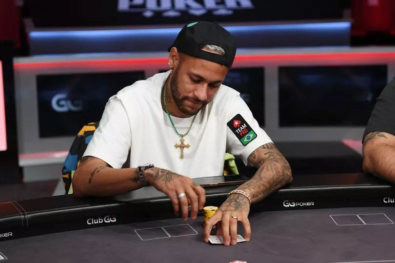 VIDEO Neymar Jr echandose un poker mientras celebra el cumpleanos