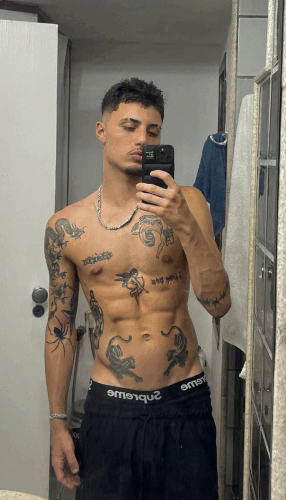 Vazou na internet nudes do Youtuber Pedro Sisquini e transando com mulher