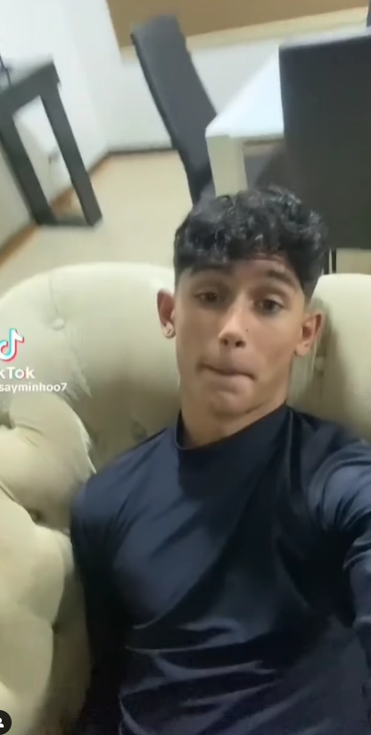 TikToker Sayminhooo com a pica marcando na roupa em vídeo publicado na internet