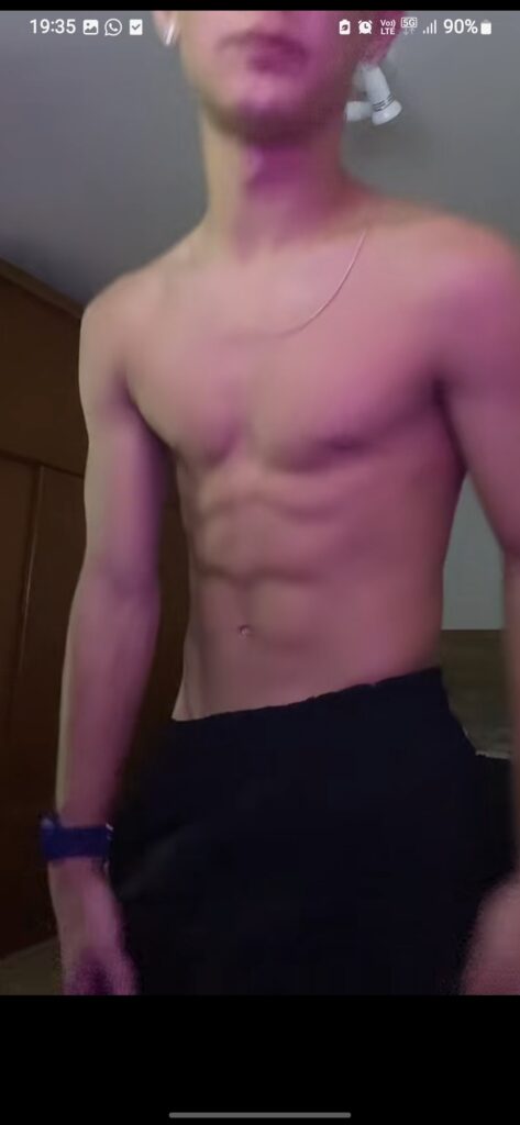 TikToker Sayminhooo com a pica marcando na roupa em vídeo publicado na internet