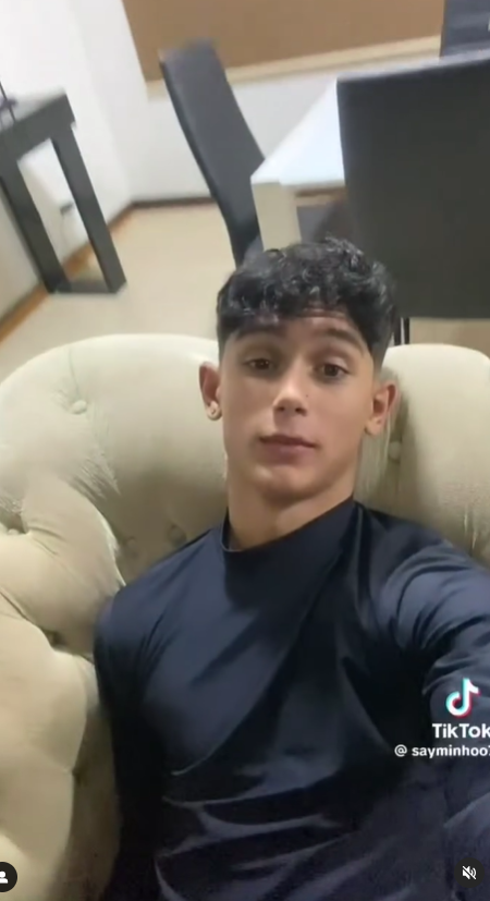 TikToker Sayminhooo com a pica marcando na roupa em vídeo publicado na internet