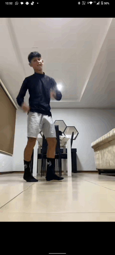 TikToker Sayminhooo com a pica marcando na roupa em vídeo publicado na internet