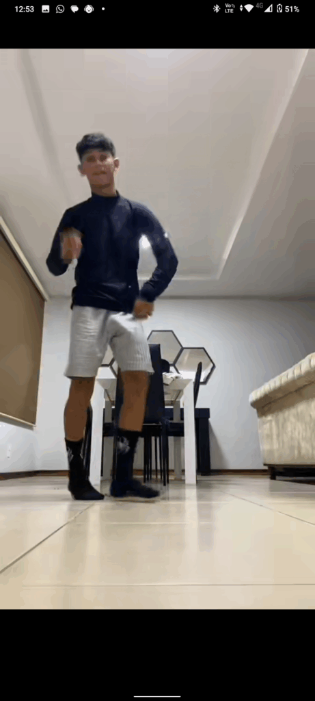 TikToker Sayminhooo com a pica marcando na roupa em vídeo publicado na internet