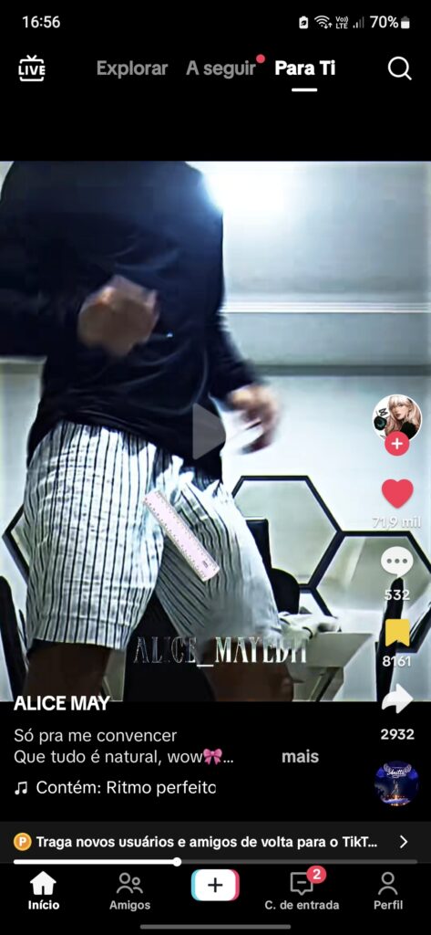 TikToker Sayminhooo com a pica marcando na roupa em vídeo publicado na internet
