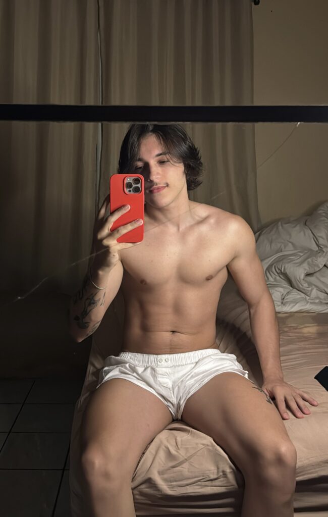 Vídeo do influencer Gabbe Gomez pelado no OnlyFans mostrando a role e a bunda