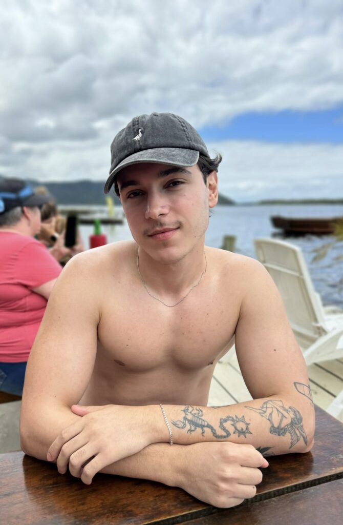 Vídeo do influencer Gabbe Gomez pelado no OnlyFans mostrando a role e a bunda
